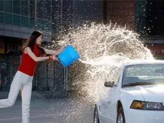 夏天這樣洗車會傷車漆，你知道嗎？